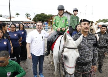 Governador interino ressaltou os avanços alcançados na Polícia Militar, desde 2019, durante a Prova Hípica Noturna Tiradentes. Foto: Divulgação/Secom