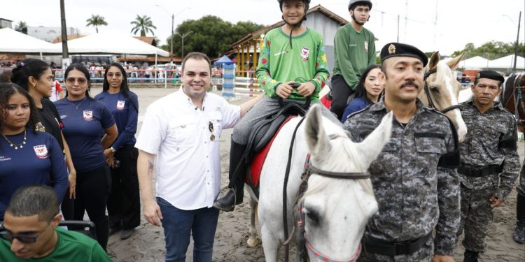 Governador interino ressaltou os avanços alcançados na Polícia Militar, desde 2019, durante a Prova Hípica Noturna Tiradentes. Foto: Divulgação/Secom