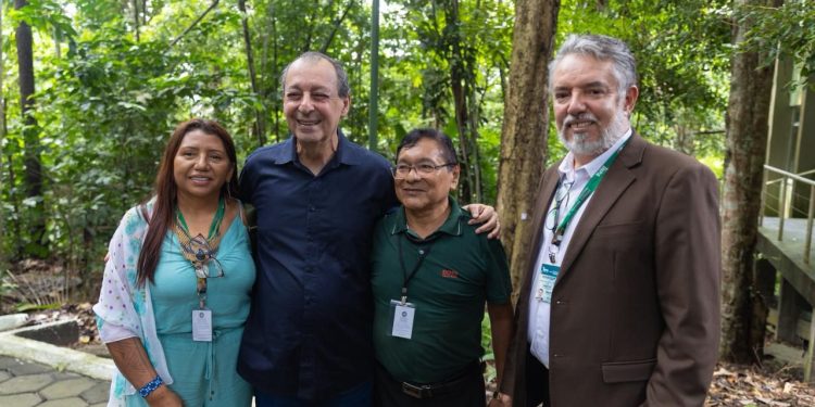 Durante a visita, o parlamentar se reuniu com pesquisadores, viu de perto projetos apoiados por suas emendas. Foto: Tadeu Rocha