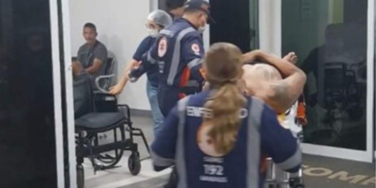 A vítima foi atendida por socorristas do Samu no local e posteriormente conduzida à unidade de saúde. Foto: Reprodução