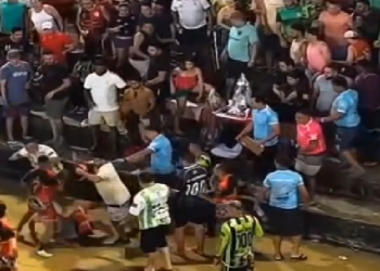 O episódio teve início quando integrantes de uma das equipes alegaram que a arbitragem estaria beneficiando o time rival. Foto: Reprodução