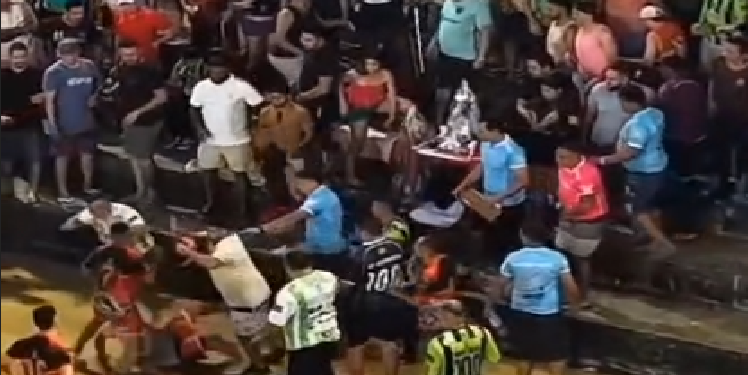 O episódio teve início quando integrantes de uma das equipes alegaram que a arbitragem estaria beneficiando o time rival. Foto: Reprodução