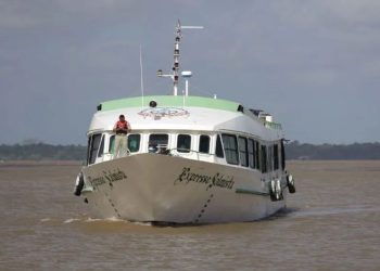 O barco, identificado pelas cores azul e vermelho, transportava uma grande carga de peixes no momento do ataque. Foto: Reprodução