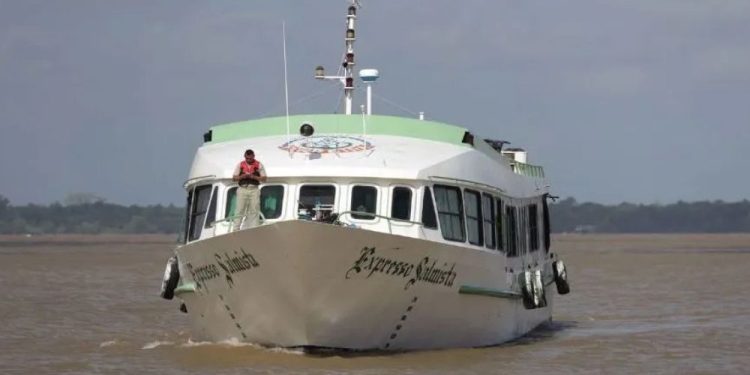 O barco, identificado pelas cores azul e vermelho, transportava uma grande carga de peixes no momento do ataque. Foto: Reprodução
