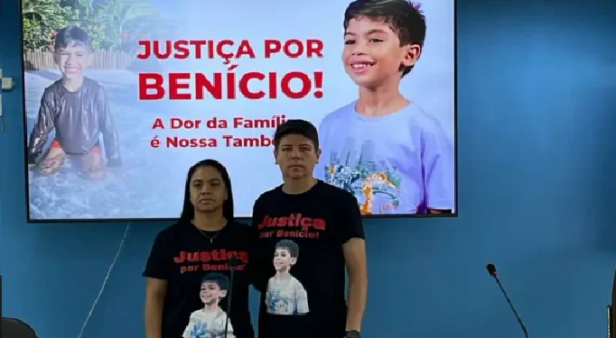 Os pais da criança, Joyce e Bruno, acompanhados da equipe de advogados, estiveram na sede do CRE-AM para pedir celeridade na apuração e justiça. Foto: Divulgação