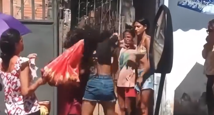 A tentativa de obter atendimento prioritário de forma irregular gerou um acalorado bate-boca. Foto: Reprodução