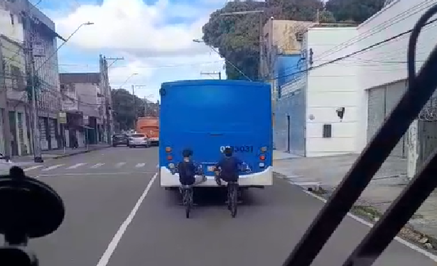As imagens foram captadas por um condutor de outro coletivo que transitava pelo local. Foto: Reprodução
