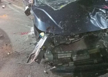 Por causa da gravidade da batida, um trecho da avenida precisou ser interditado. Foto: Reprodução