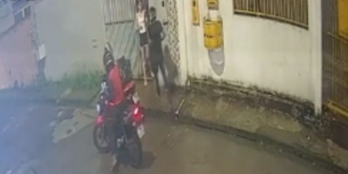 Vídeo: Entregador é assaltado e tem moto e pedido levados em Manaus