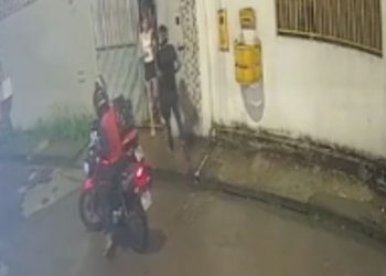 Vídeo: Entregador é assaltado e tem moto e pedido levados em Manaus