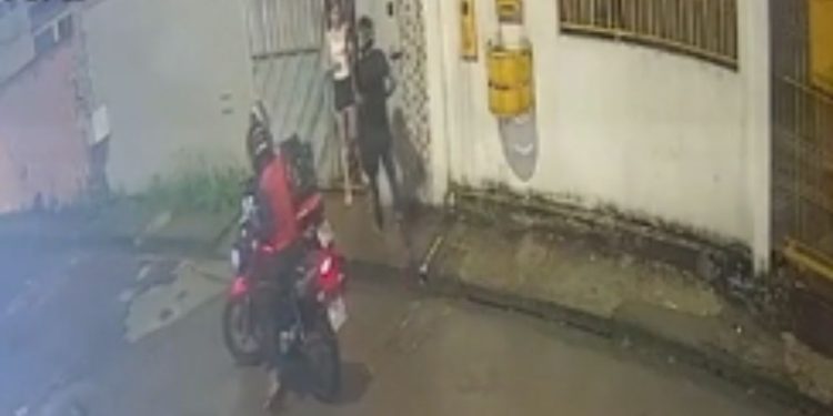 Vídeo: Entregador é assaltado e tem moto e pedido levados em Manaus