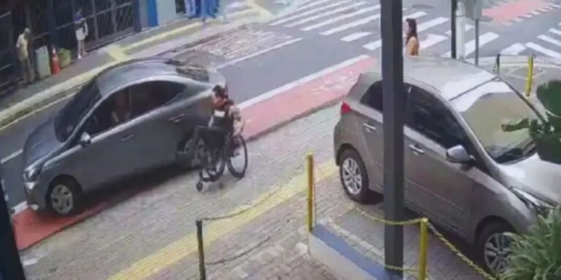 Vídeo: Cadeirante cai após ter corrida negada e motorista sair durante discussão