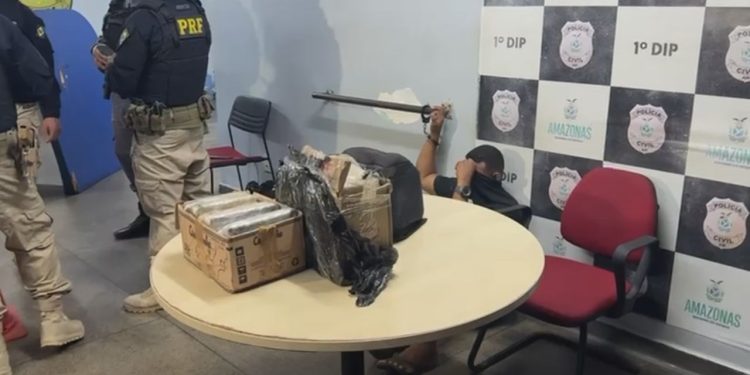 Homem é preso com 24 kg de dr0gas escondidos em carga de peixe na Ceasa