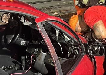 Carro pega fogo após sair de oficina na zona oeste de Manaus