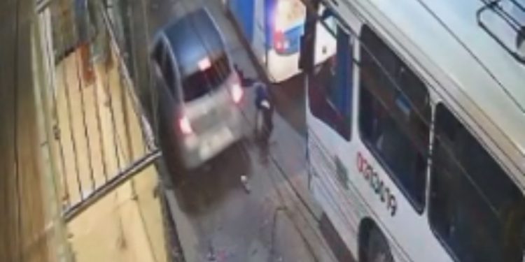 Vídeo: Estudante é atr0pelada ao atravessar na frente de ônibus em Manaus