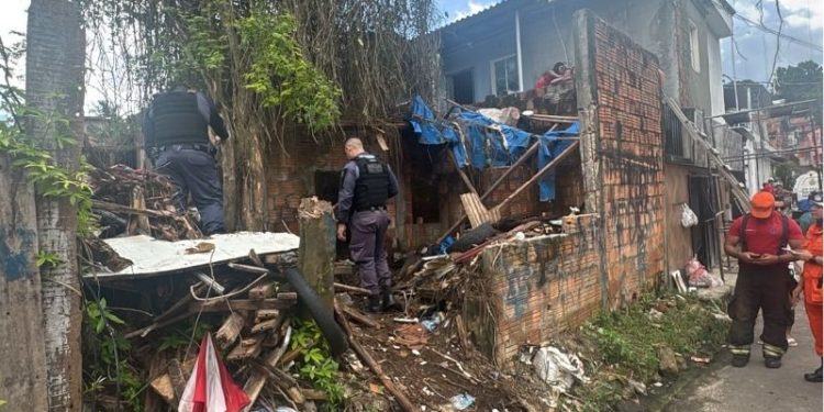 Os restos mortais estavam no fundo de uma estrutura semelhante a uma cacimba, no quintal da antiga residência da família, no bairro Nova Esperança, Zona Norte de Manaus. Foto: Divulgação
