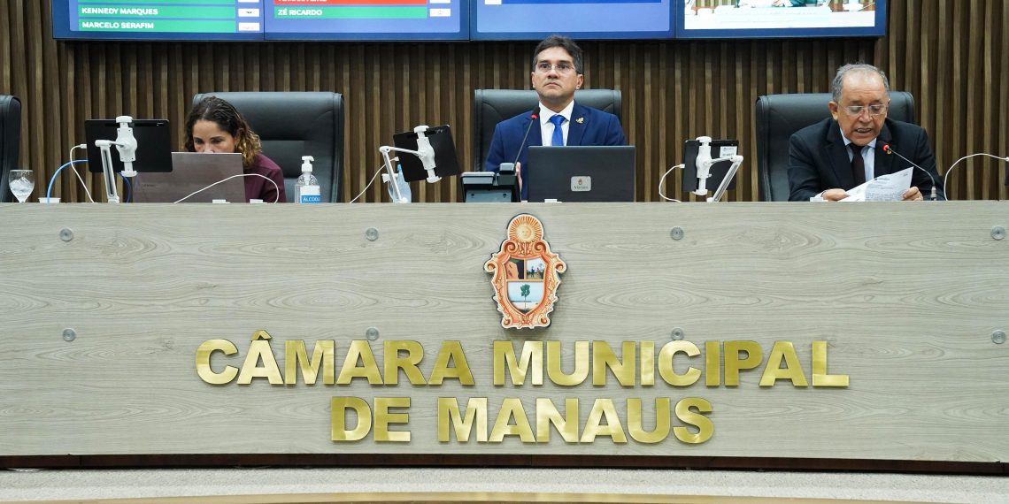 Matérias discutidas na Sessão Ordinária abrangem gestão pública, educação, mobilidade urbana e assistência às mães atípicas. Foto: Cleuton Silva e Eder França/Dicom