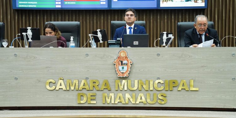 Matérias discutidas na Sessão Ordinária abrangem gestão pública, educação, mobilidade urbana e assistência às mães atípicas. Foto: Cleuton Silva e Eder França/Dicom