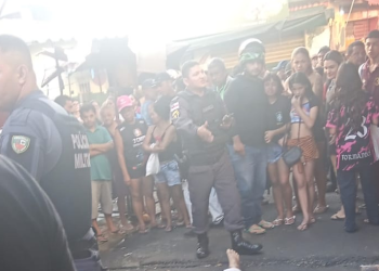 Nas imagens, policiais militares já estão no local tentando conter a multidão e isolar a área do crime. Foto: Reprodução