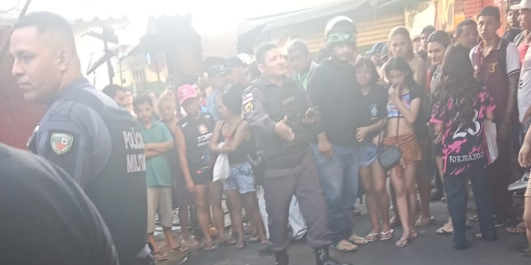 Nas imagens, policiais militares já estão no local tentando conter a multidão e isolar a área do crime. Foto: Reprodução