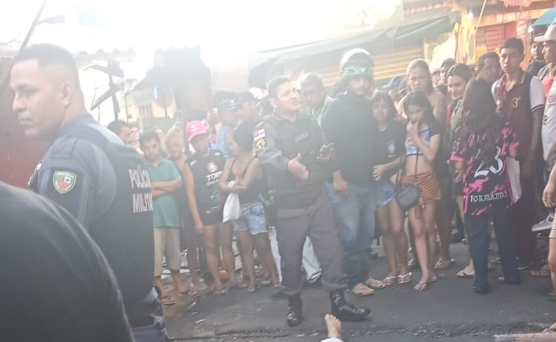 Nas imagens, policiais militares já estão no local tentando conter a multidão e isolar a área do crime. Foto: Reprodução