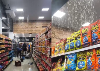 O volume de água que vazou do teto surpreendeu clientes e funcionários. Foto: Reprodução