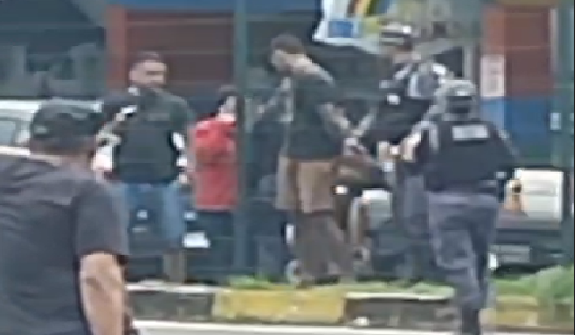 Com a violência do impacto, o homem foi lançado ao asfalto. Foto: Reprodução