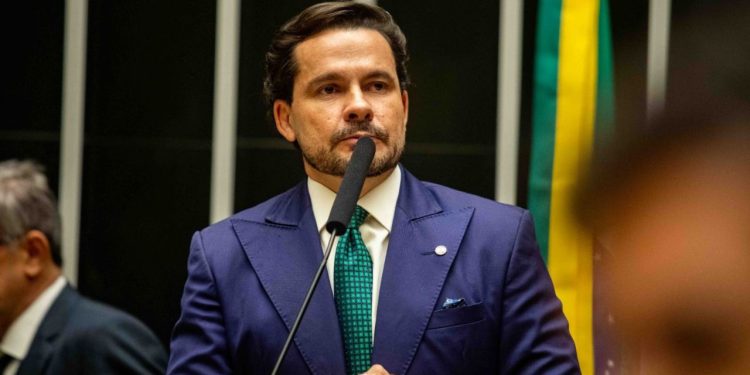 Capitão Alberto Neto apresenta urgência para votação de projeto que prevê castração química para condenados por pedofilia