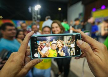 Força da mulher: Professora Maria do Carmo é aclamada em grande reunião na zona Lestes de Manaus
