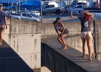 Vídeo: Desfilando em viaduto, jovens dançam funk e se arriscam em altura perigosa em Manaus