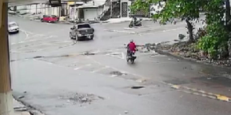 Vídeo mostra momento em que motociclista morre após colisão com Amarok em Manaus