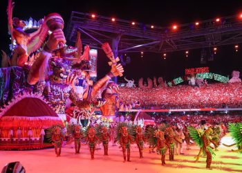 A abertura do espetáculo contou com a alegoria assinada pelo artista Aguinaldo Souza, que reuniu elementos da floresta amazônica e seres encantados. Foto: Mauro Neto/Secom