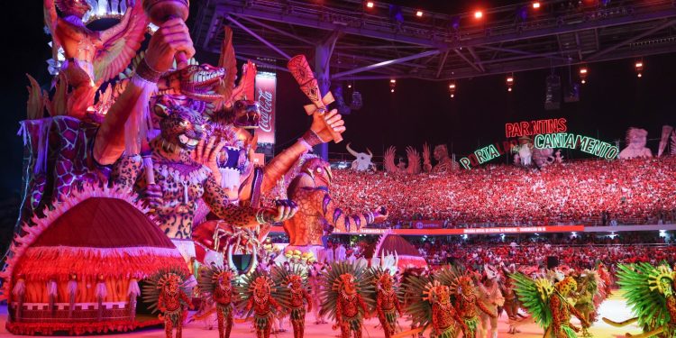 A abertura do espetáculo contou com a alegoria assinada pelo artista Aguinaldo Souza, que reuniu elementos da floresta amazônica e seres encantados. Foto: Mauro Neto/Secom