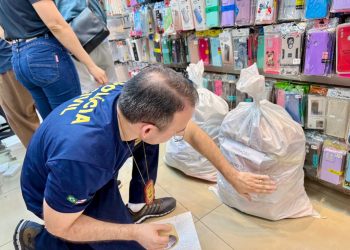 A ação resultou na apreensão de mais de 2.800 produtos irregulares e na lavratura de quatro autos em face dos estabelecimentos fiscalizados. Foto: Divulgação/ Procon Manaus