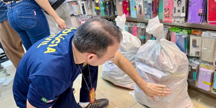 A ação resultou na apreensão de mais de 2.800 produtos irregulares e na lavratura de quatro autos em face dos estabelecimentos fiscalizados. Foto: Divulgação/ Procon Manaus
