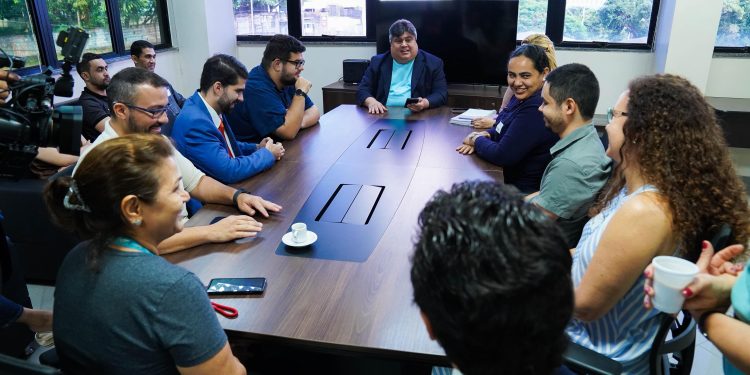 Parlamentar reuniu com os aprovados na Casa e marcou definição da data de ingresso dos novos servidores efetivos. Foto: Cleuton Silva/Dicom