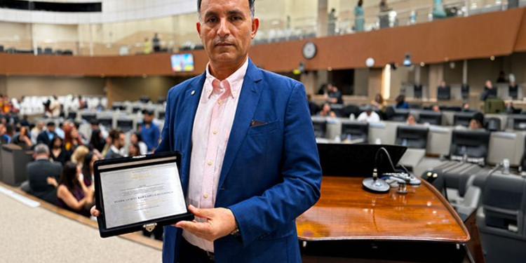 Mamoun Yousef Abdel Hameed Imwas durante a cerimônia. Foto: Reprodução