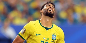 O meia do Flamengo se contundiu no primeiro tempo da vitória por 2 a 1 sobre o Japão. Foto: Reprodução/Internet