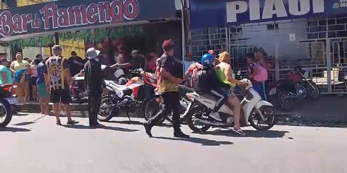 O acidente ocorreu exatamente na estrutura de uma parada de transporte coletivo da via. Foto: Reprodução