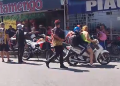 O acidente ocorreu exatamente na estrutura de uma parada de transporte coletivo da via. Foto: Reprodução