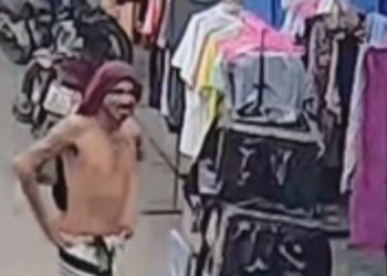 Vídeo mostra homem furtando bag de entregador em loja de esposa de pastor no Jorge Teixeira