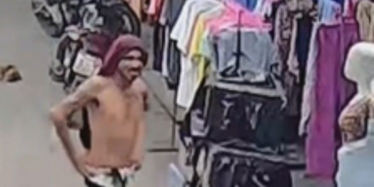 Vídeo mostra homem furtando bag de entregador em loja de esposa de pastor no Jorge Teixeira