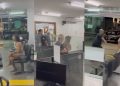 Vídeo: Mulher trans faz barraco em delegacia, toma celular de agente e tenta fugir