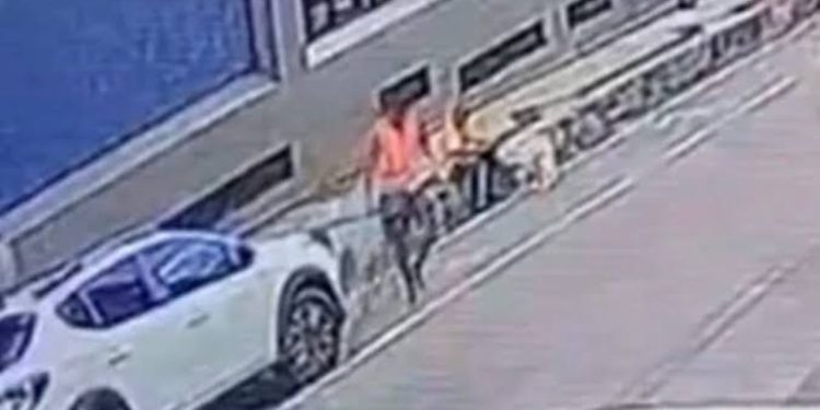 Vídeo: Turista é atacado com facada na cabeça após discutir com flanelinha