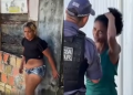 As duas perderam o controle e saíram na porrada, rolando no chão da rua Padre Rami, no Zumbi, diante de outros moradores. Foto: Reprodução