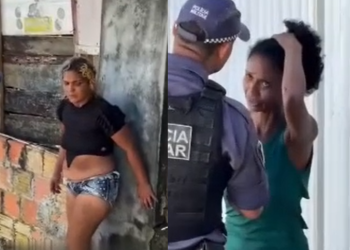 As duas perderam o controle e saíram na porrada, rolando no chão da rua Padre Rami, no Zumbi, diante de outros moradores. Foto: Reprodução