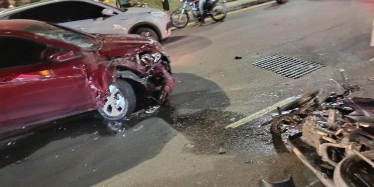 Na contramão, motociclista colide de frente com Onix e fica gravemente ferido em Manaus