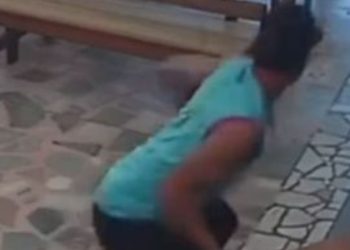Vídeo: Fingindo oração, homem arromba cofre e furta doações de fiéis dentro de igreja