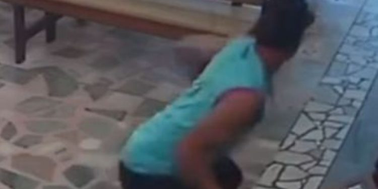 Vídeo: Fingindo oração, homem arromba cofre e furta doações de fiéis dentro de igreja