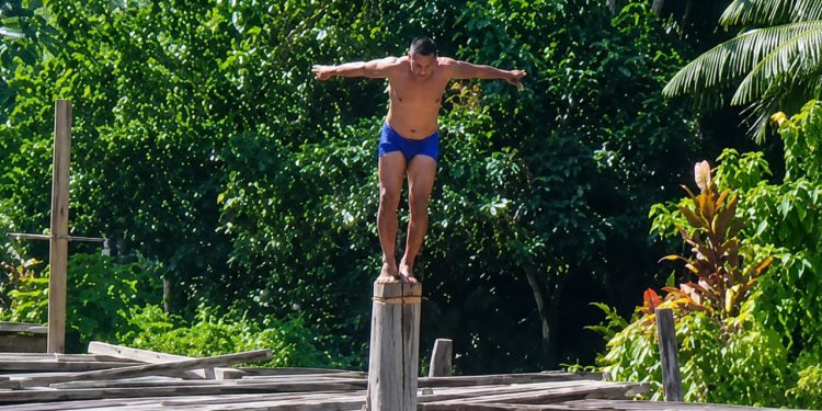Homem é atingido por lancha logo após mergulho e acidente é filmado